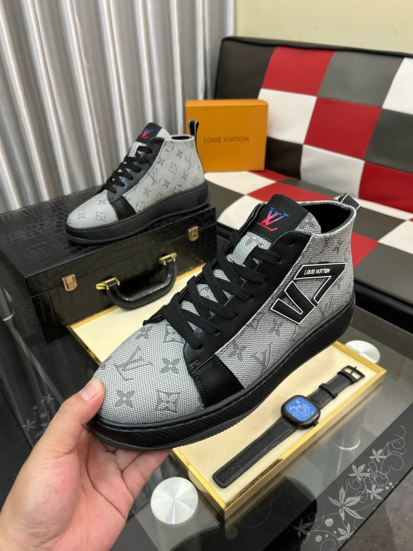 Men's shoes 💰: 438⌚️⌚️《Louis vuitton/LV Louis Vuitton》original quality.~ Unique modern style sneakers. 🏃A must-have casual shoe for trendy men😍😍 Original brand imported from Italy, imported original leather, cowhide lining (refuses to discolor and grind feet) sole: original sole provided by the original factory, French lazy style design ⚠️Fit to the feet, original quality, super comfortable original sole. Code number: 38-443️⃣Colors available